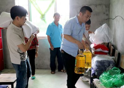 向貧困地區(qū)捐款捐物，同時(shí)推動(dòng)就業(yè)扶貧